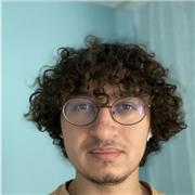 Mathe-Tutor, der leidenschaftlich sein Wissen an die nächste Generation weitergibt